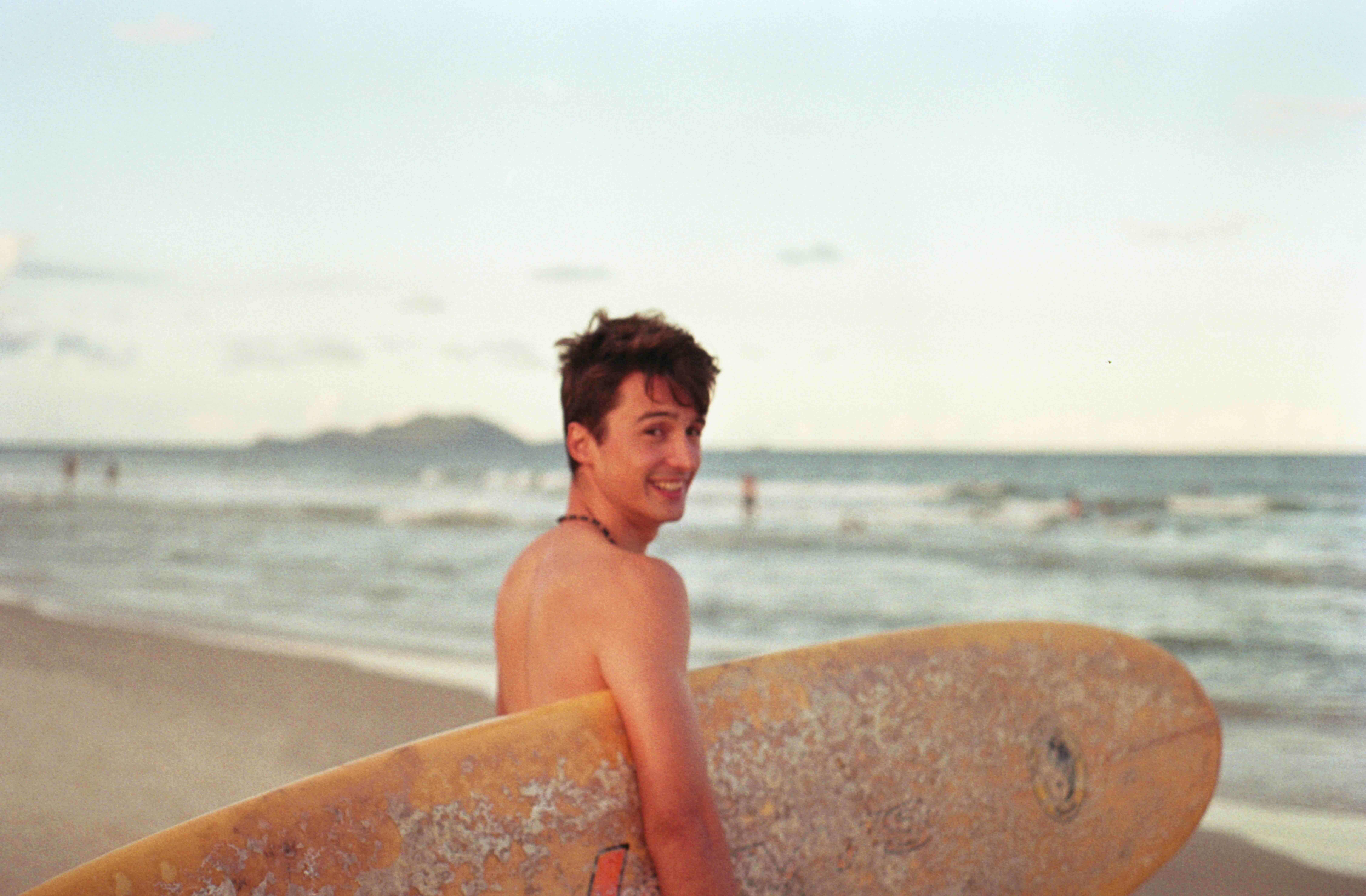 Santi con su tabla en la playa